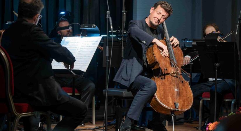 ZENE ÉS KÉP: ELŐNYÖK ÉS HÁTRÁNYOK Koncert a Karmelitában / Váradi István és a Liszt Ferenc Kamarazenekar koncertje – Cakó Ferenc élő homokanimációival