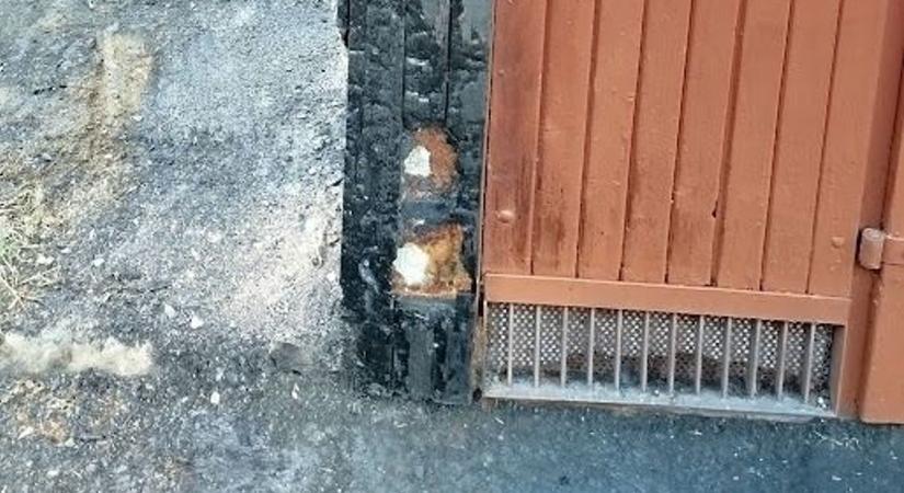 Lomtalanítás alatt gyulladt ki egy szeméthalom Szolnokon, egy garázs is a tűz áldozatává vált