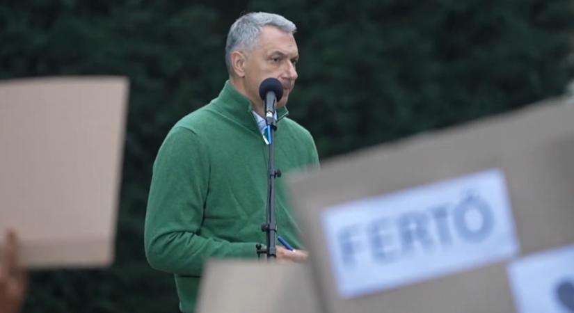 Miközben a kormány büntetné az alaptalan pedofilvádakat, Lázár János minden alap nélkül lepedofilozta ellenfelét