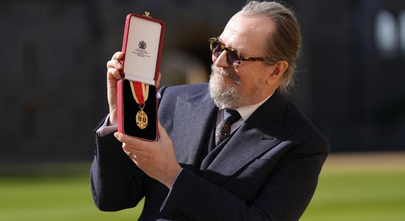 Meglepő megjegyzés hangzott el Vilmos herceg szájából, miközben lovaggá ütötte Gary Oldmant