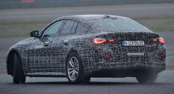 BMW i4: innovációk sora kelti életre a vezetési élményt