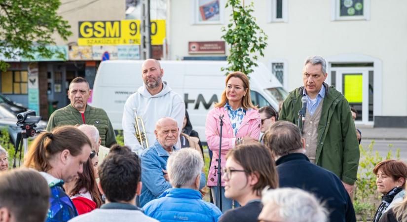 „Igaz, hogy pedofil vagy?” – feljelenti Lázár Jánost Szabó Bálint