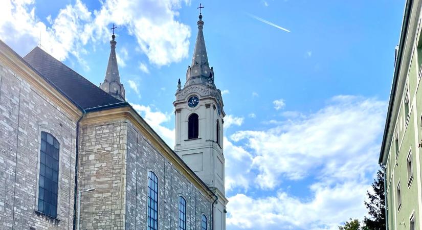 Különleges ingatlan Zirc belvárosában – az apátsági panoráma ritka ajándék egy városi lakásból