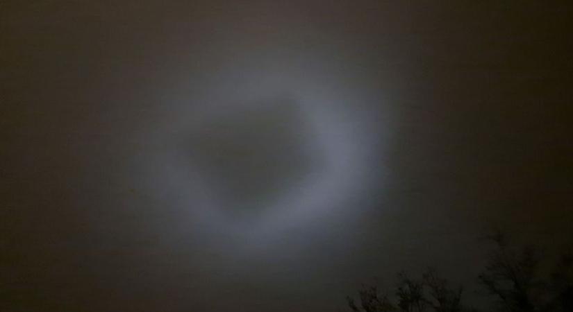 Rejtélyes piramis-UFO repült át a város felett – fényes nappal érkezett az idegen
