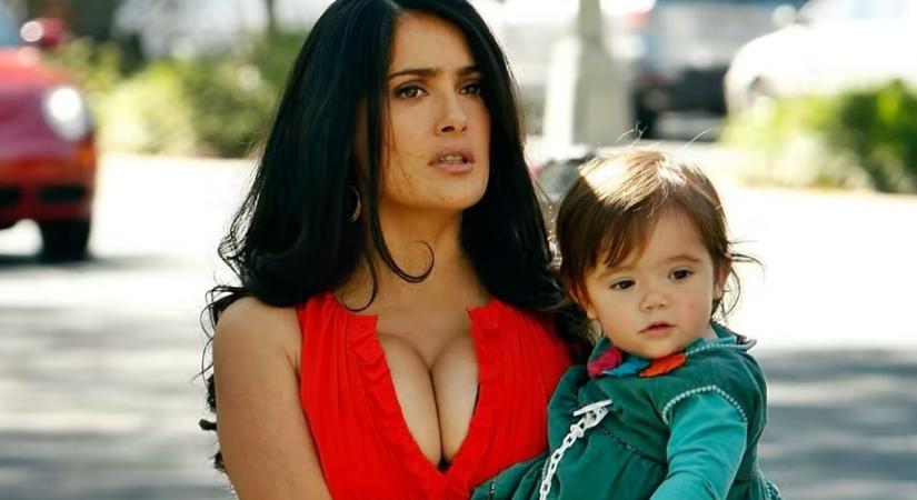 Le a kalappal! Az 59 éves Salma Hayek 18 éves lánya, Valentina épp olyan meseszép, mint az anyukája