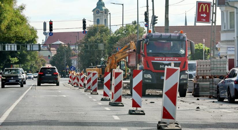 Napi hétezer autónyi forgalmat bonyolító útszakaszt újítanak fel Békéscsabán