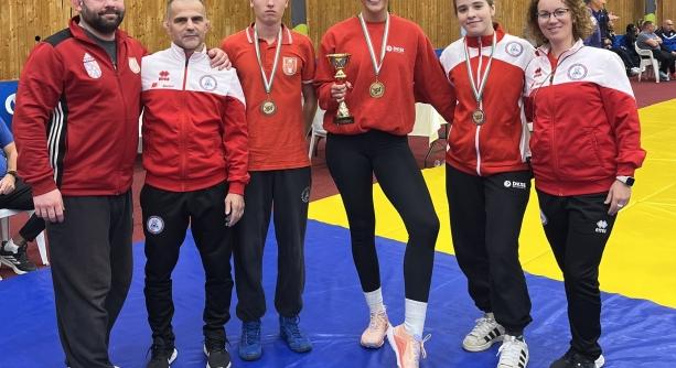Fényes érmek a birkózó-maratonon