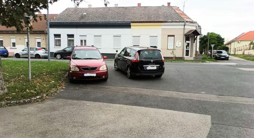 Itt mindent szabad? Megdöbbentő parkolás a zalai város kereszteződésében