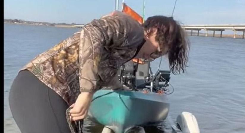 Elképesztő baki a vízparton: kajak a tóban, a horgász meg utána