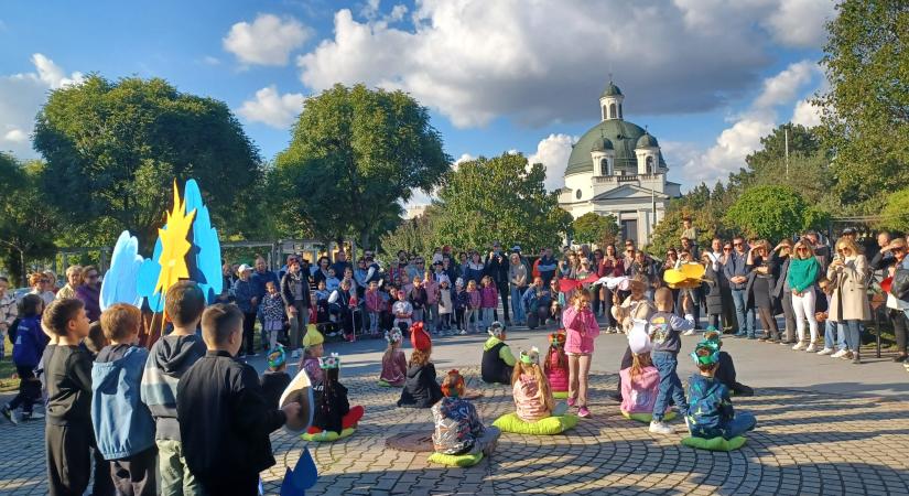 Szép szabadtéri programmal ünnepelték a komáromi gyerekek a Magyar népmese napját (Képekkel)