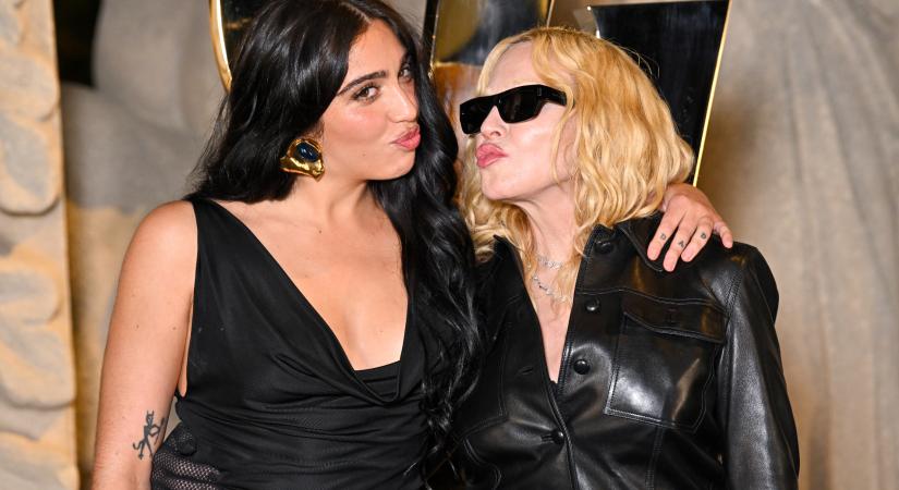 Elájultunk, milyen szexik! Madonna és lánya, Lourdes Leon bőrszerkóban vonultak a párizsi divathéten