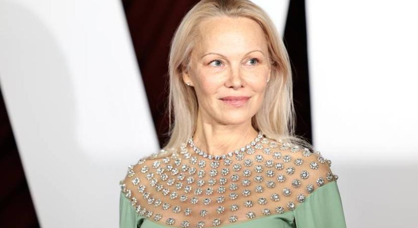 Pamela Anderson szőkéből vörös lett: ennyire más az új külsejével