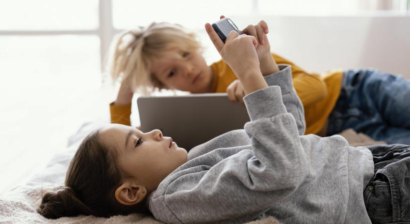Görögország betiltja a közösségi média használatát 16 év alattiak számára