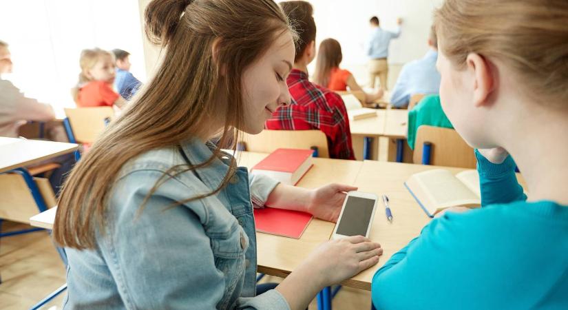 Tilos lesz a közösségi média 16 év alatt ebben az uniós országban