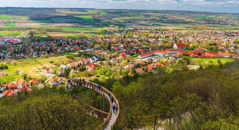 Túrázók, figyelem! Balesetveszély miatt lezárták a Dunántúl kedvenc kilátóját, tilos a látogatása