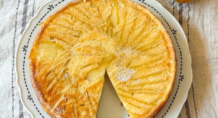 Fordított körtetorta: tejfölös kevert tészta az alapja
