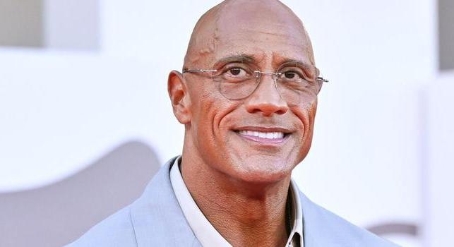 Dwayne Johnson egy 75 éves férfit alakít új filmjében, akinek a legjobb barátja egy csirke