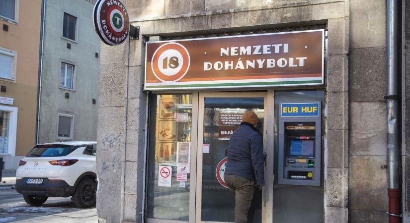 Tarthatatlan állapotok: ráférne a szigorítás a Nemzeti Dohányboltokra