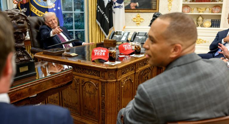 Trump megalázó fotóval gúnyolja a demokratákat a kormányzati leállás közepén