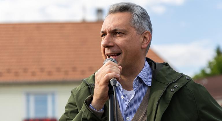 Lázár János pedofíliával vádolta meg Szabó Bálintot, feljelentés lett a vége