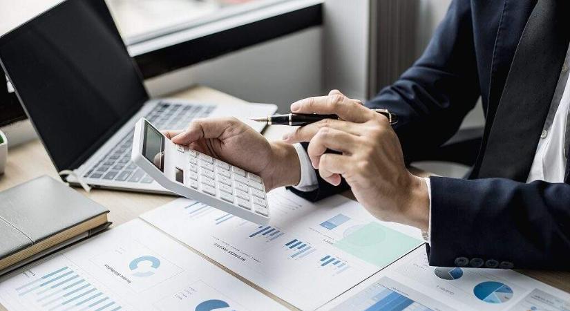 Egyszeri tételek miatt veszteséggel zárta az első fél évet az AKKO Invest