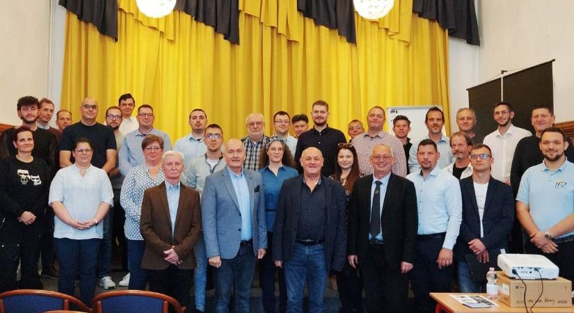 Intettek a varázspálcával, hogy megszülethessen a zenei csoda