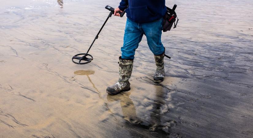Fémkeresővel vették be a Tisza partot, döbbenet, mire bukkantak!