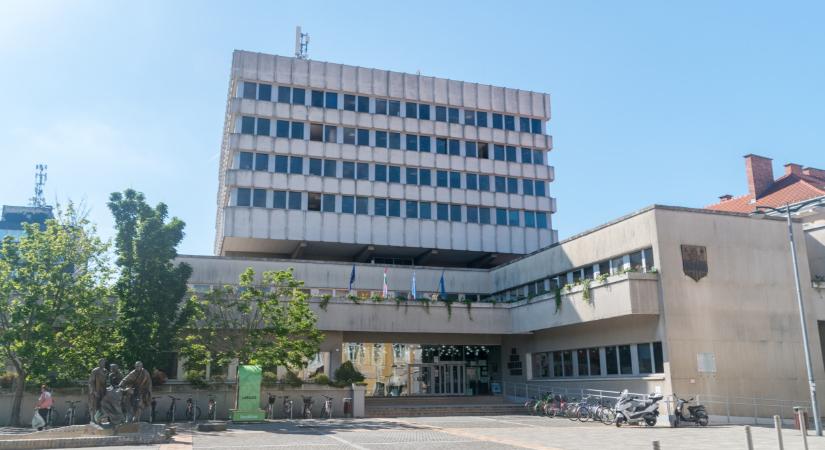 Kész életveszély lett a vidéki városháza: lépni kell, mielőtt rázuhan valakire egy betonelem