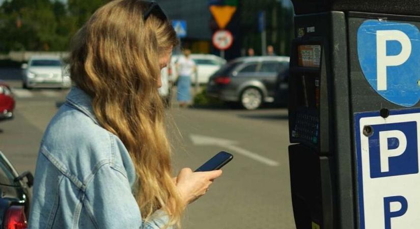 Mától újabb parkolókban kell fizetni Nyíregyházán – Figyeljen, hol áll meg!