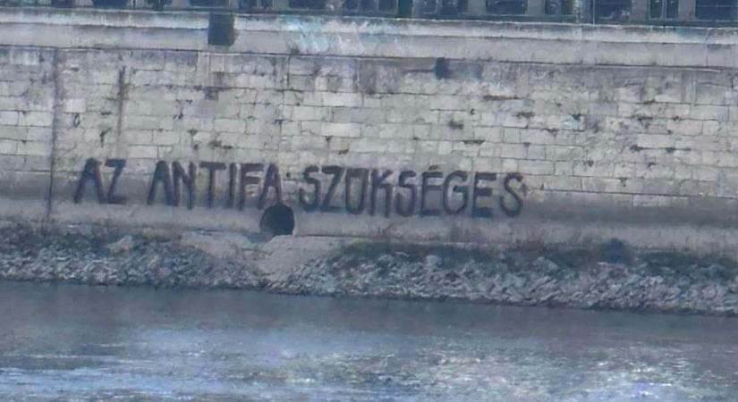 Az antifával provokálnak a Duna-parton