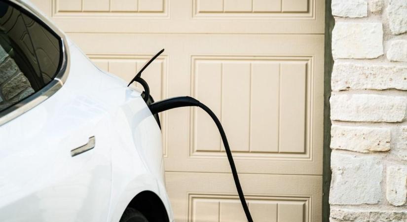 Elektromos autóval spórolni? Egy szakértő elárulta, hogy lehetséges ez