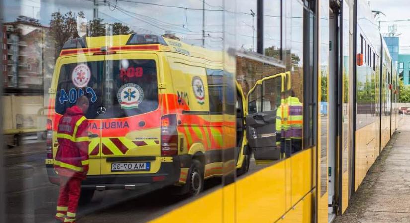 Két súlyos balesettel indult a szerda: villamos ütközött egy autóval Ferencvárosban, elgázolt egy embert az InterCity