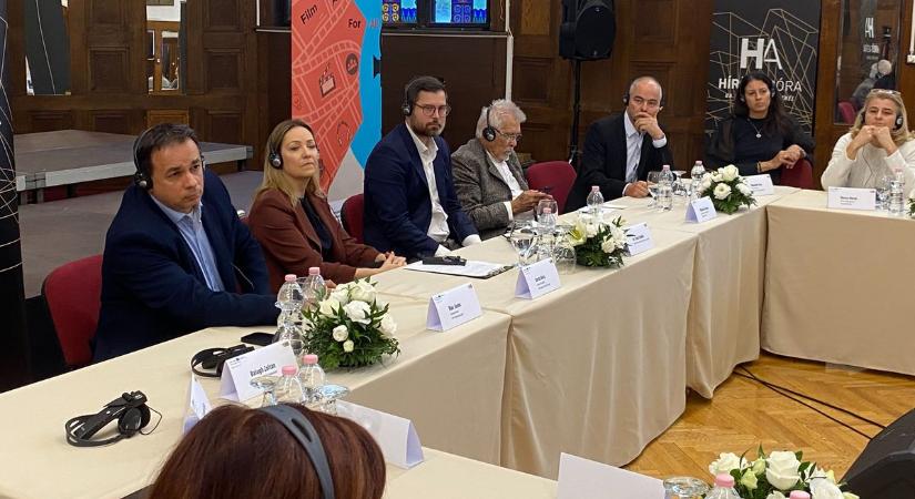 Filmes forradalom Kecskeméten: a Hírös Agóra kerekasztalán kiderült, miért 2025 a magyar mozi aranyéve – fotók