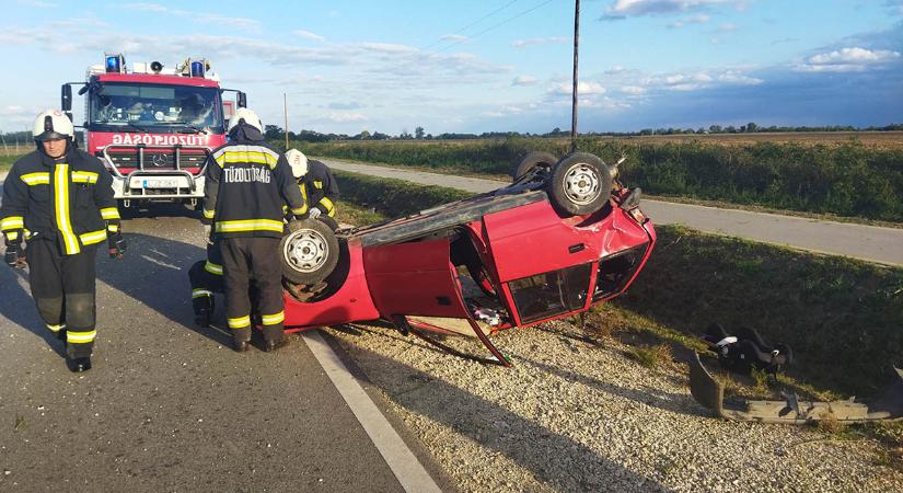 Felborult egy személyautó Nagymágocson, a 451-es úton