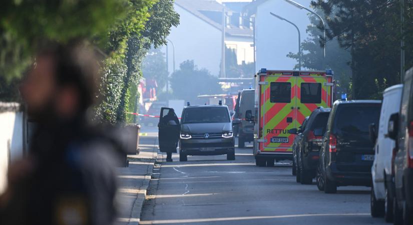 Robbanóanyagot találtak egy lángoló családi házban Münchenben