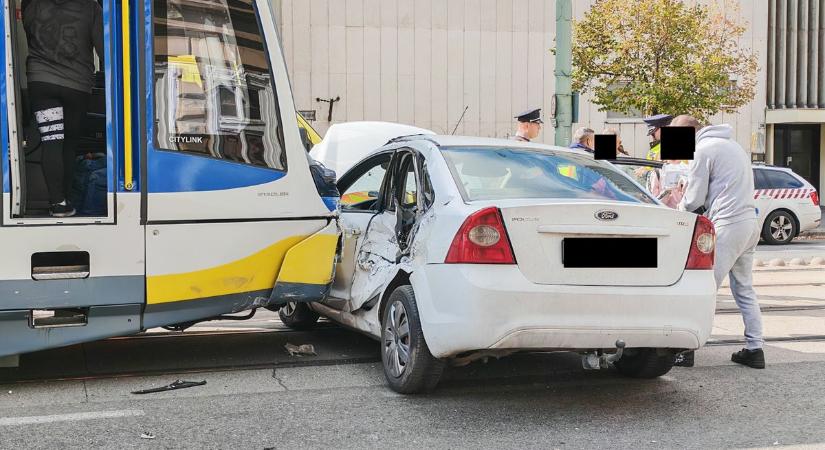 Tram-train és egy autó ütközött Szegeden, így néz ki a helyszín a baleset után