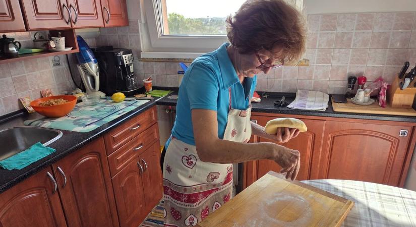Fotókon és videón a nagymama almás pitéje - megtudtuk, mi a titkos hozzávaló