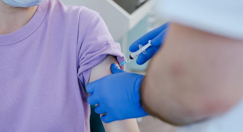 Szerdától ingyenesen elérhető a HPV elleni oltás a 11–26 év közötti fiataloknak