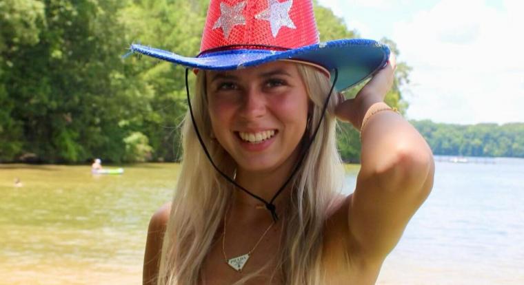 Ha azt hitted, a Hawk Tuah lány eltűnt a nyilvánosságból, van egy rossz hírünk