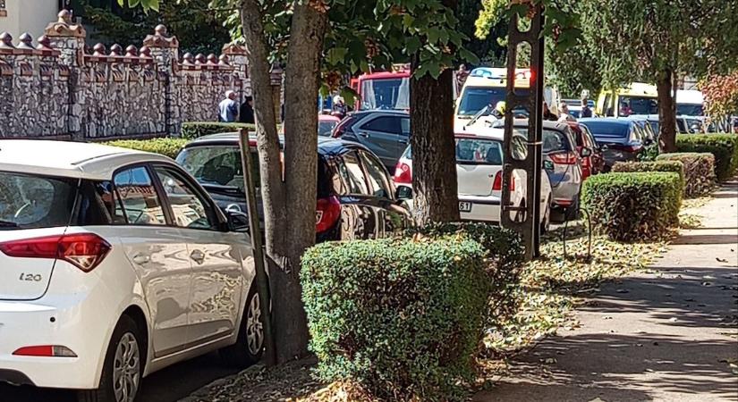 Óriási baleset történt a Felsővámház utcában, a parkoló autók is megrongálódtak!