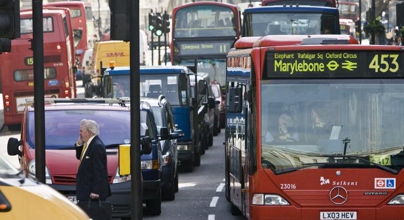 Már buszokkal szállítják Londonban a koronavírusos beteget