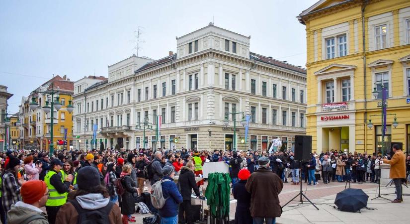 Elutasította a Kúria a polgári engedetlenség miatt kirúgott kölcseys tanárok kérelmét