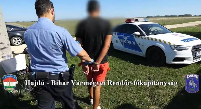 Elkapták a legbénább hajdú-bihari autótolvajt, neki a sár és az árok is megoldhatatlan feladat – fotókkal, videóval