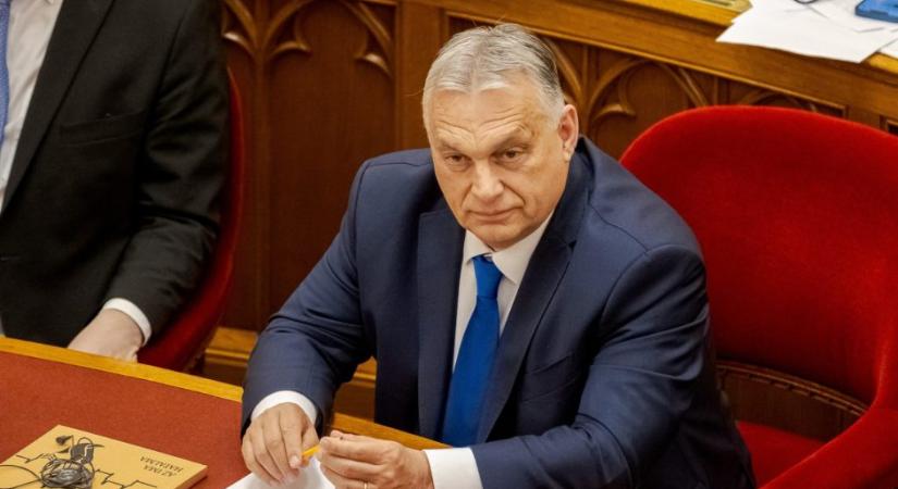 Orbán Viktor kamera előtt írta alá a nyugdíjkorrekciós rendeletet