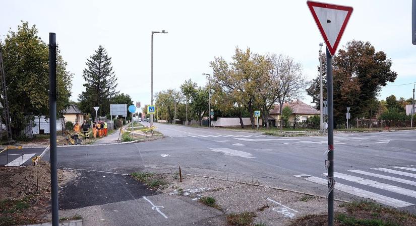 Fellélegezhetnek az autósok, Lámpás csomópontot alakítanak ki az 53-es főúton