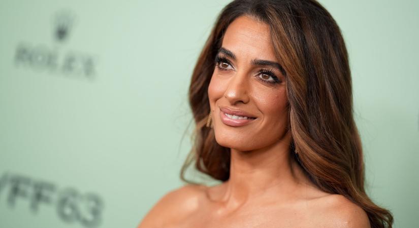 Amal Clooney végtelen hosszú lábakkal, szupermini szoknyában robbantotta be az őszi parti-szezont