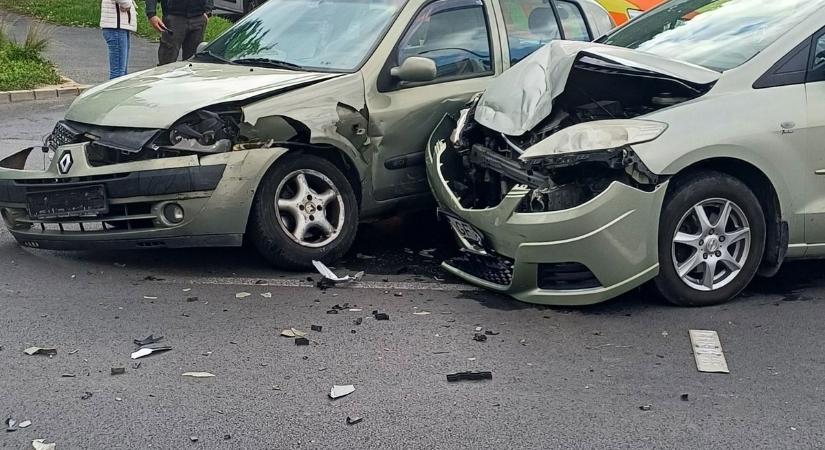Két autó ütközött össze a zalai város kereszteződésében (galéria)