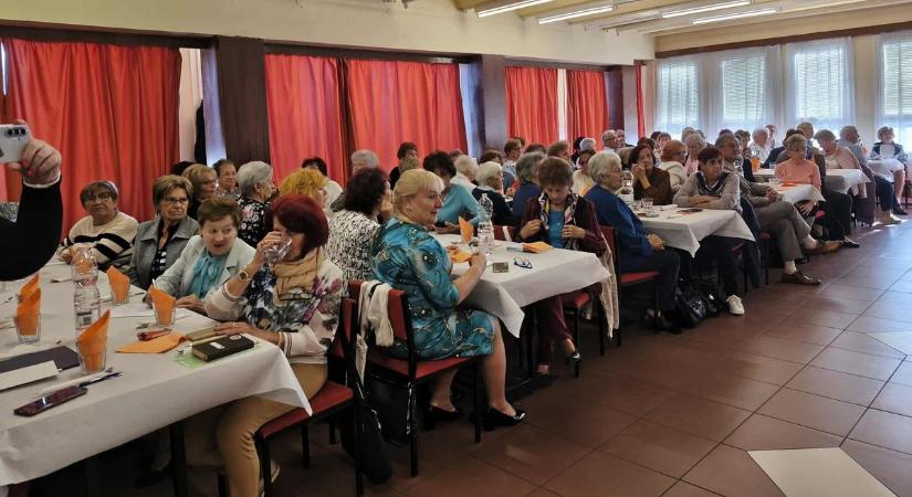 Nevetés, zene és meglepetés – így ünnepelték az időseket Szolnokon