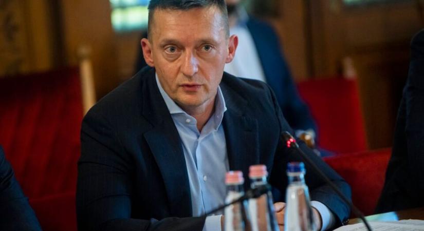 Orbán beáldozza Semjént Rogán védelmében?