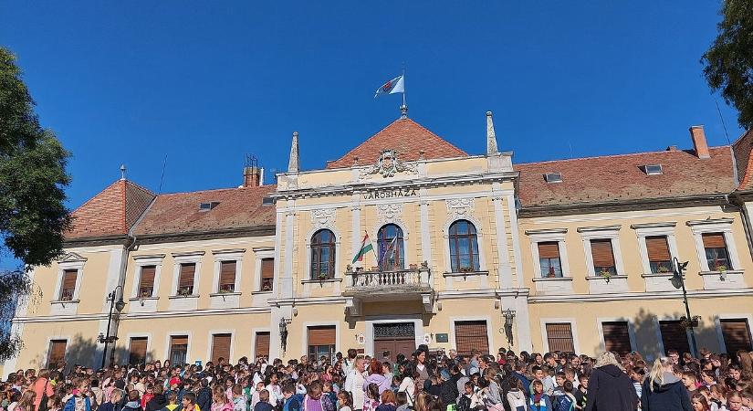 Van egy város Magyarországon, ahol azt is megszabnák, hányan élhetnek egy lakásban